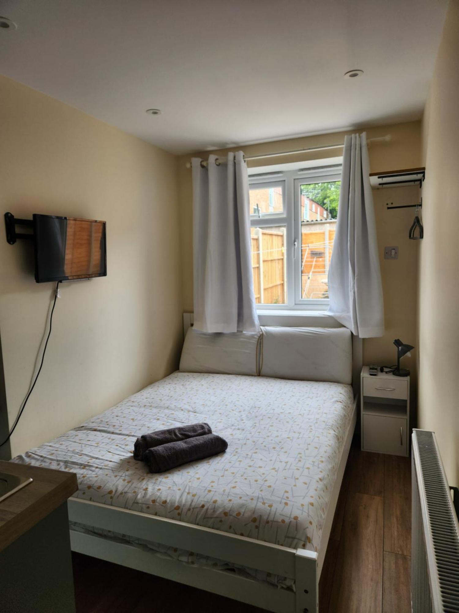 Ensuite Studio Flat Crawley-Gatwick Ifield Eksteriør bilde